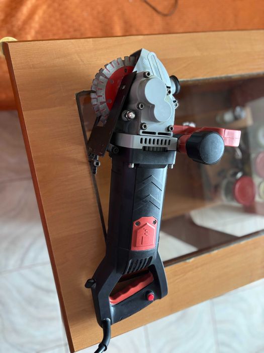 Masina de taiat caneluri in beton Vevor 4800W , max 8xdisc 125 mm,