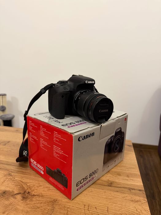 Canon EOS 800D cu obiectiv EFS 18-55mm