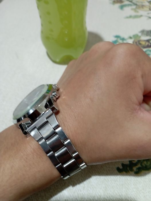 Rolexs soat 1/1 bagattiy koʻrnadi qoʻlda