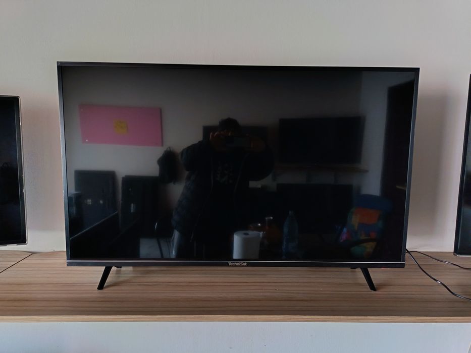 Monitor TV 2 bucăți , 125 Cm, 49 INCHI. Profesional Technisat 4K UHD