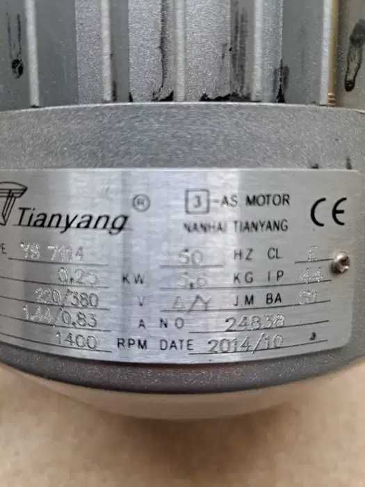 Motor cu doua reductoare și cu aparat de măsurarea metrajului