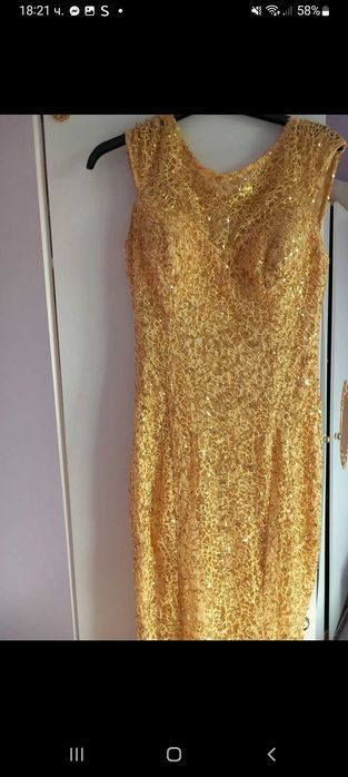 Дълга златиста рокля
