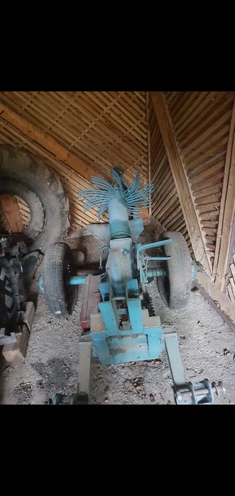 Vând Tractor+utilaje(remorcă+cositoare+plug+freză+mașină cartofi)