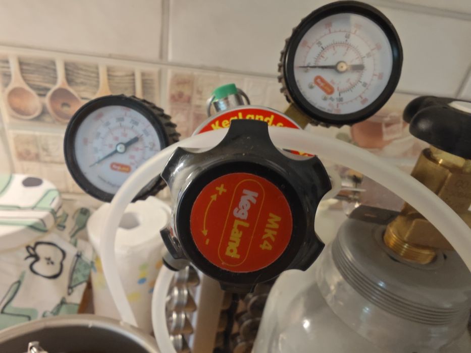 Vând sistem complet pentru carbonatare și servire bere, kombucha, kefir de apă, cidru, apă carbogazoasă și alte băuturi fermentate/carbogazificate.
