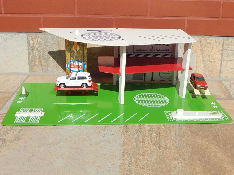 Macheta diorama service garaj cu 2 elevatoare, parcare si heliport