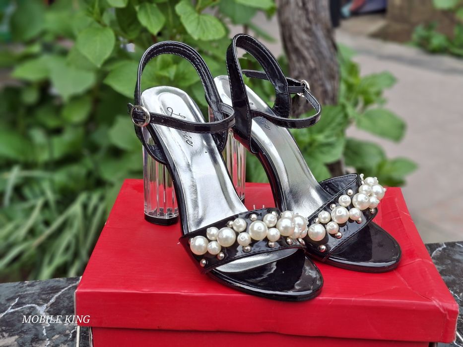 Нови Елегантни черни сандали с перли и прозрачен ток