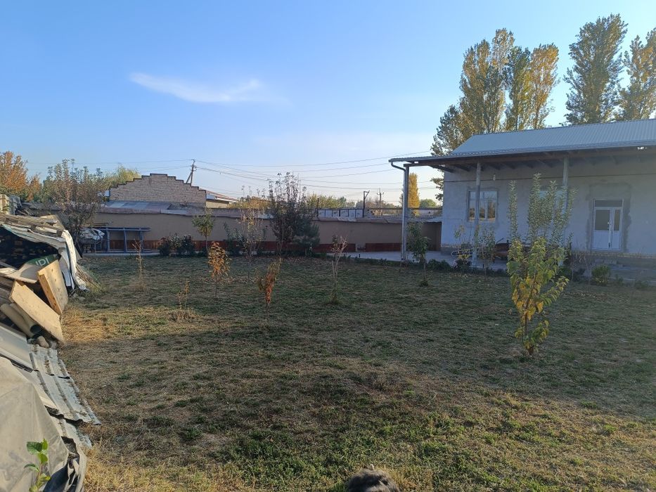 Ташгрес продаётся участок ховли 8 соток земли 6 комнат 3 комнаты жилые