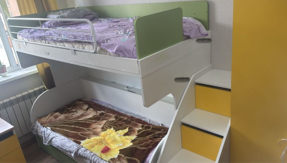 Детскй кравать двух ярусни  хороши састаяниа