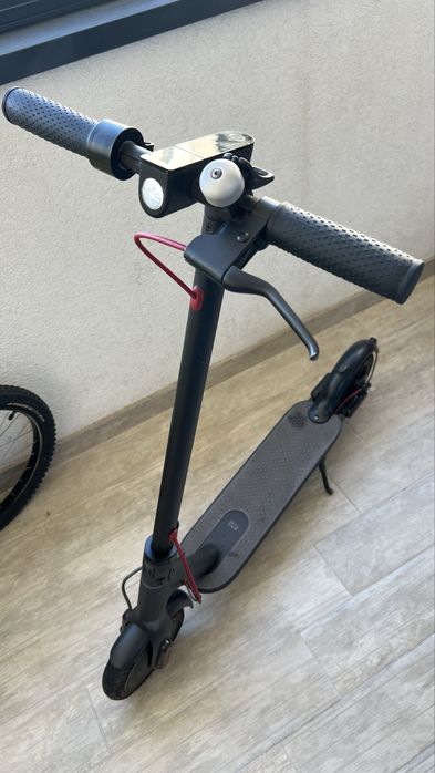 Trotineta electrica Xiaomi Mijia M365, viteza 25 km/h, autonomie 30 km