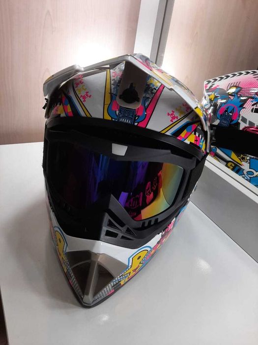 Защитный шлем с очками и перчатки .