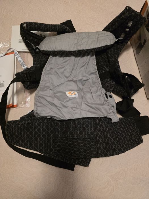 Продавам използвана раница за носене на бебе / дете Ergobaby