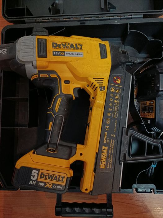 Такер акумулаторен DEWALT DCN890N