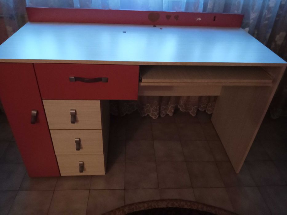 Запазено бюро продавам!