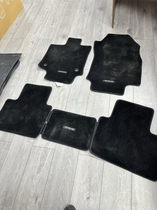 Коврики на Toyota RAV4 в оригинале.