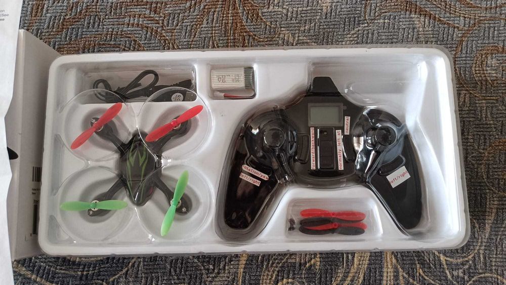 Dronă HUBSAN X4, 4 canale, deschisă pentru testare.