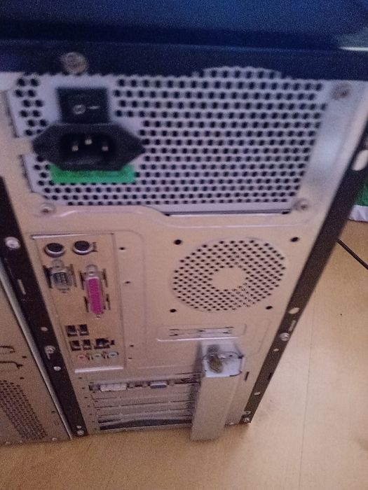 Два броя компютри отново време