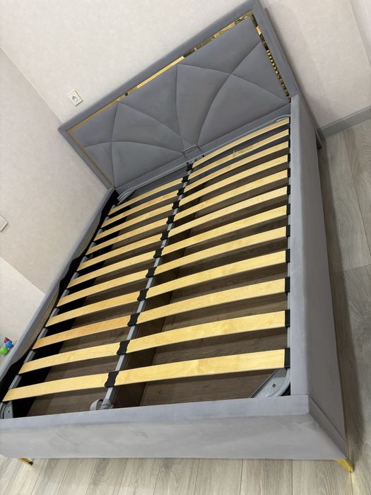 Кровать с матрасом