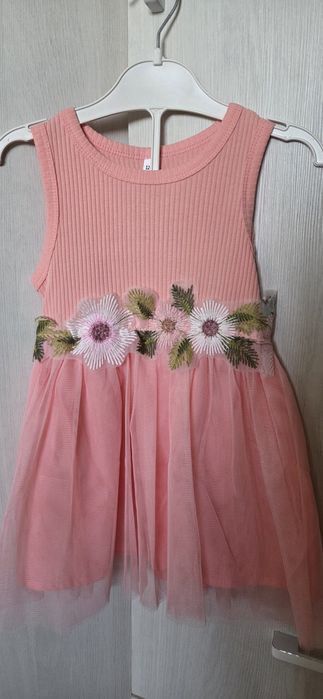 Продам новое платье на девочку нарядное