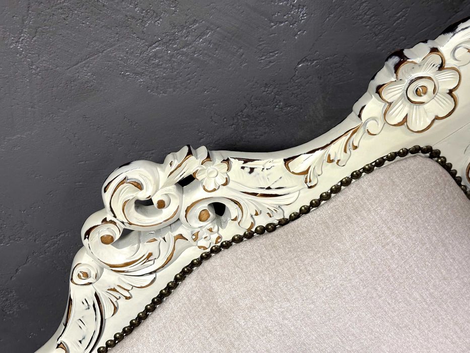 Бял античен диван