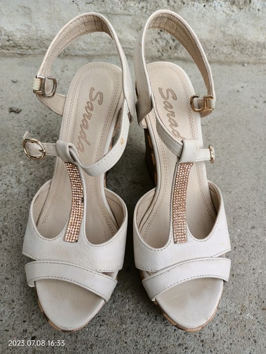 Sandale cu platformă