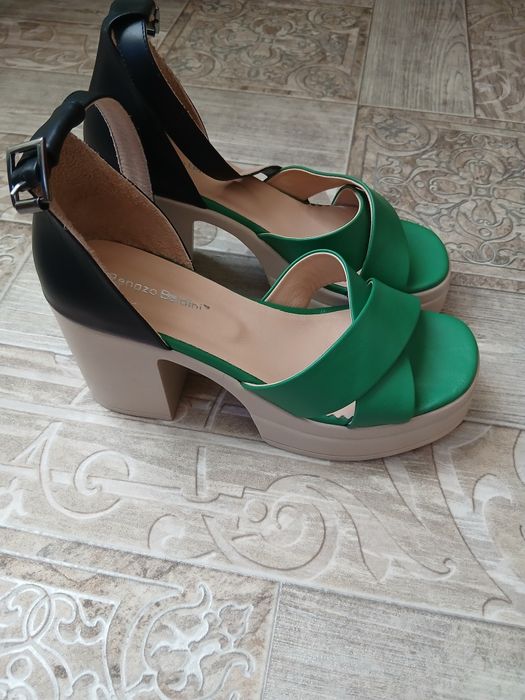 Продам босоножки новые.