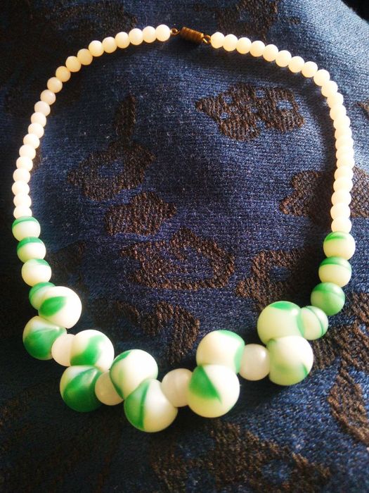 Продам  чешские бусы и ожерелье