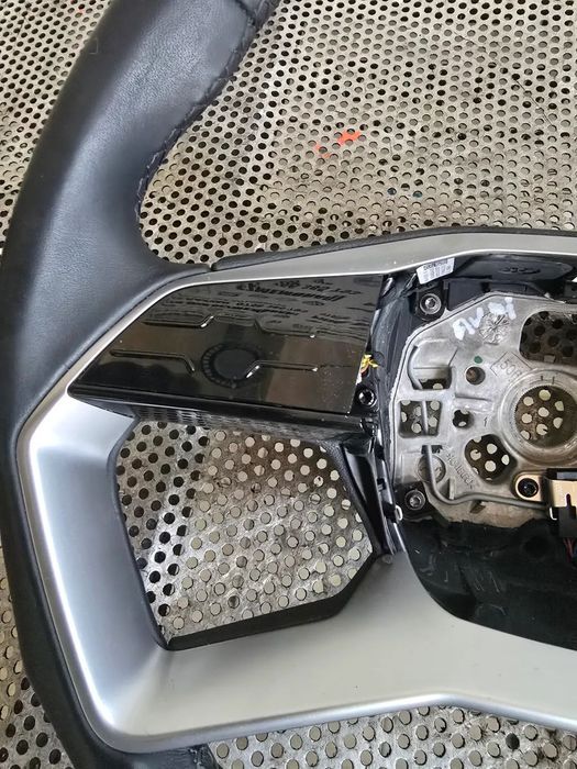 Volan Din Piele Cu Comenzi Audi Q4 E-Tron 2021-2025 Impecabil
