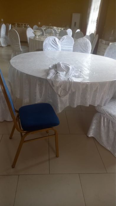 Банкетный стол и стулья