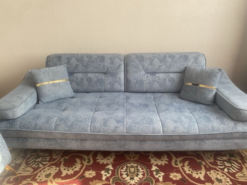 Срочно продам диван с двумя креслами