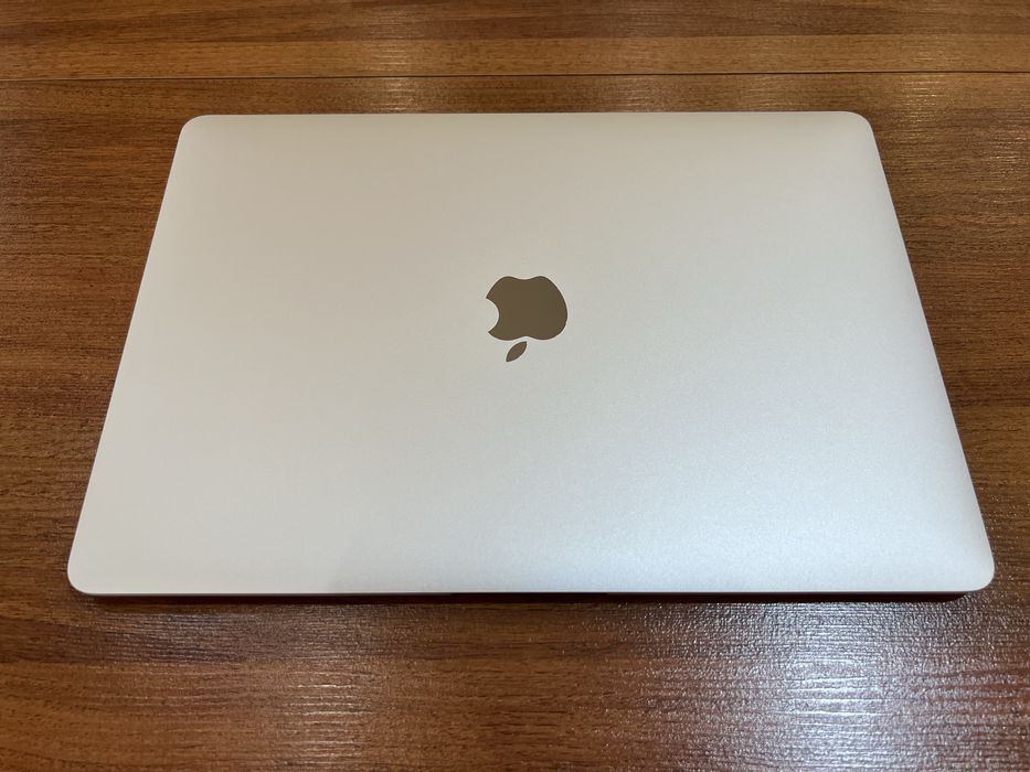 MacBook Air M1 (13). 8/256GB (35 Sikl)
