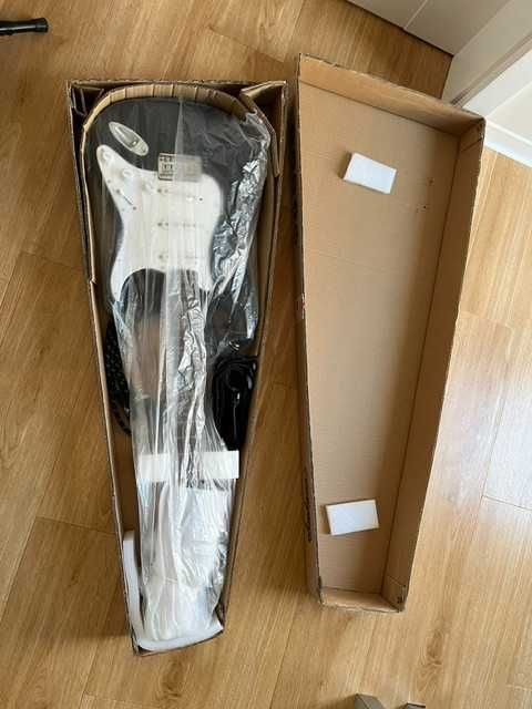 Пълен комплект Електрическа китара Jackson Squier bullet strat, Усилвател NUX Mighty15SE, стойка и кабел