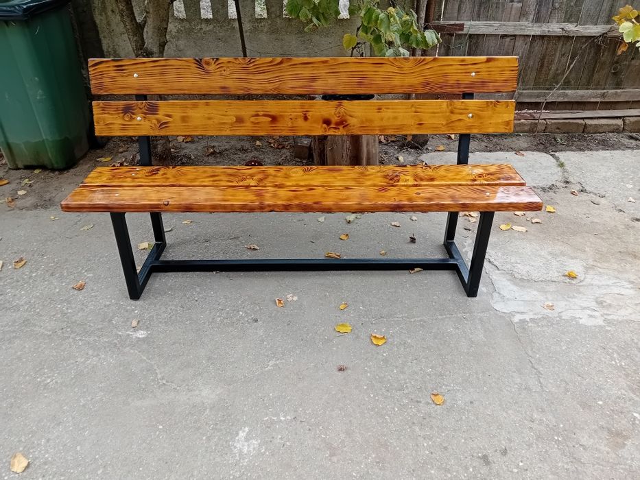 Set masă și bănci de terasă – lucrat manual, lemn ars și cadru metalic