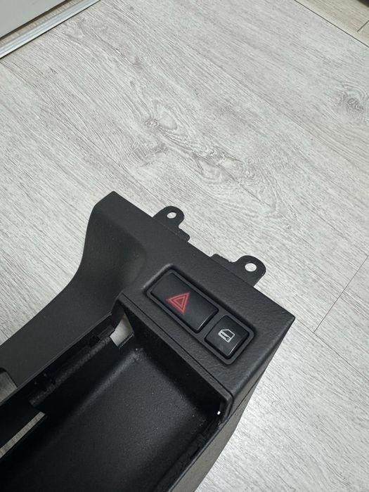 Продам подлокотник на Бмв Е46 с монетницей