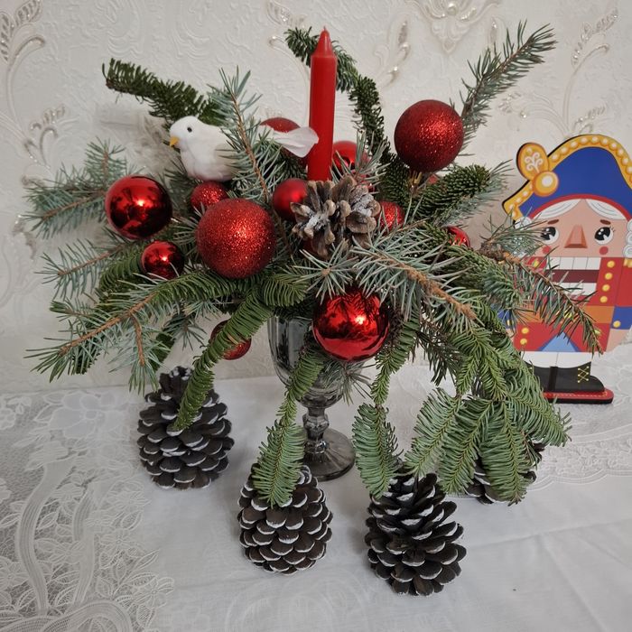 Новогодняя композиция из живых еловых веток.веток