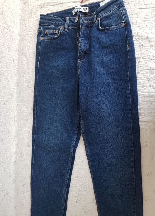 Женские джинсовые штаны.