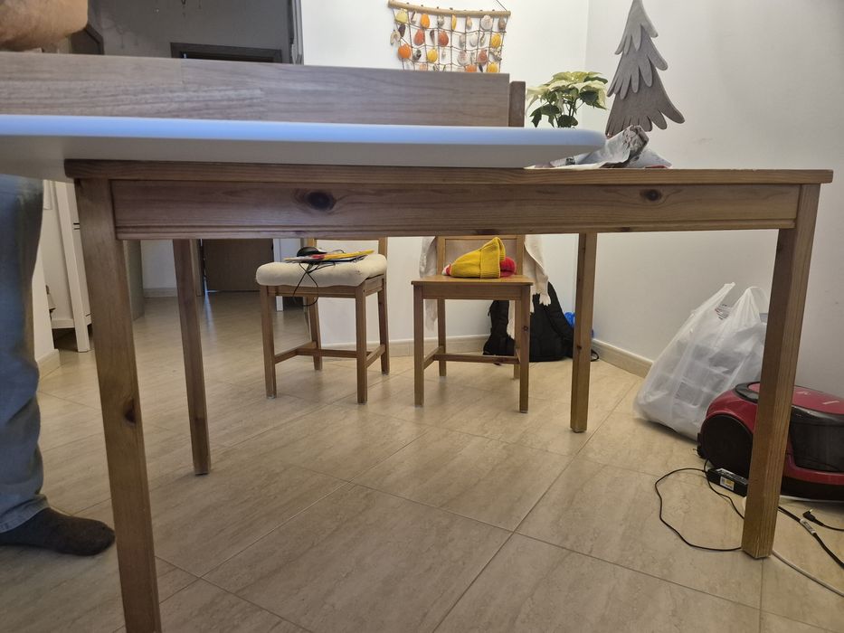 Продавам маса от чам и 4 стола