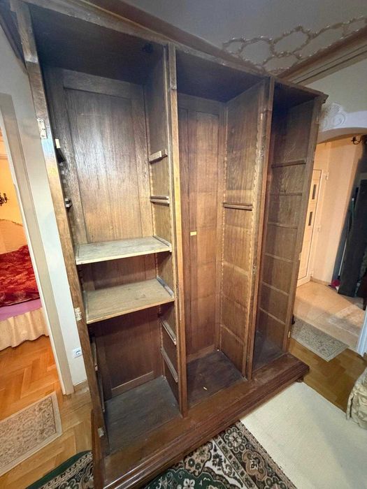 Трикрилен класически гардероб от масивно дърво