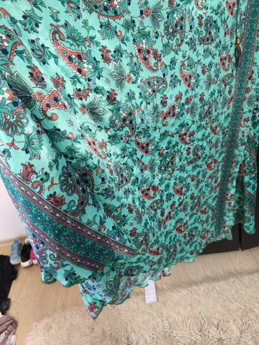 Rochie superbă, lungă din mătase , vaporoasă, materialul nu se sifonea