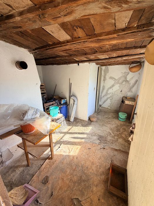 Къща с двор и селскостопански постройки