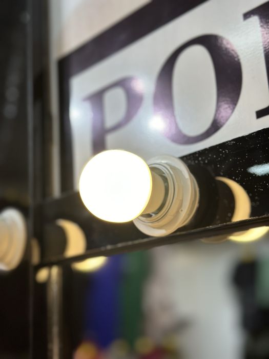 Лампочка с патроном лимонного цвета