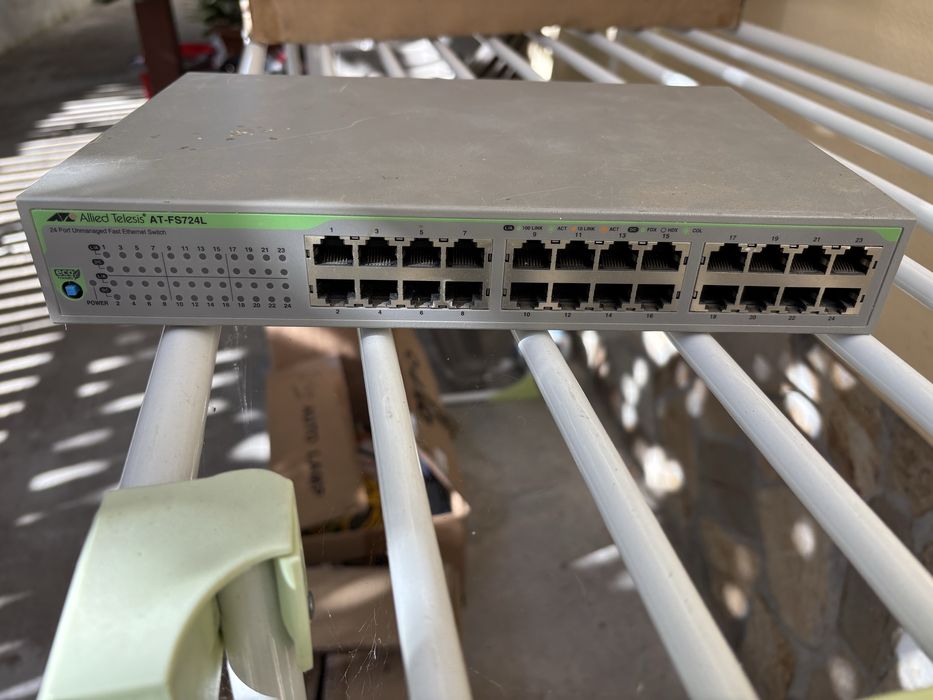 două switch-uri de rețea Allied Telesis AT-FS724L cu 24 de porturi fiecare.10/100 Mbps