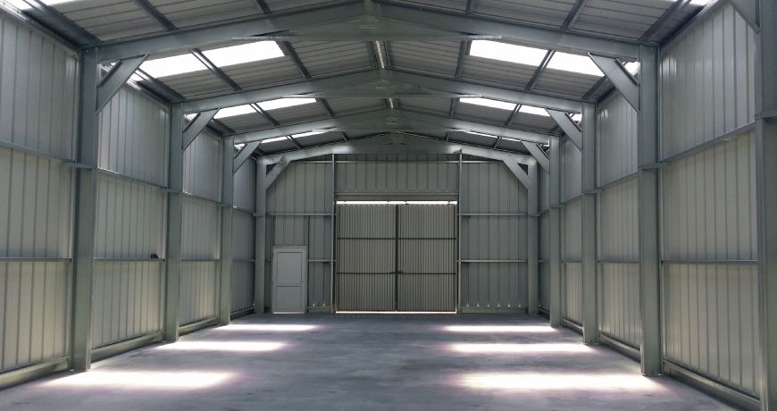 Vand hala metalica 11m x 23m complecta cu panou sandwich