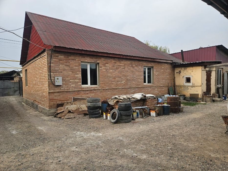 Дом с мебельным цехом