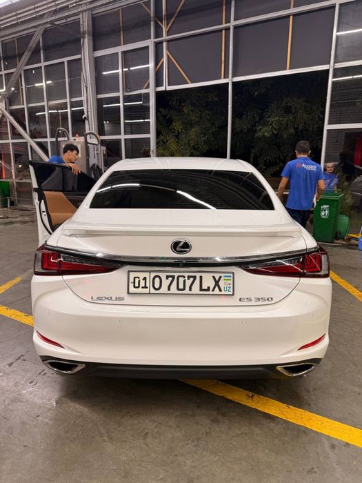 Lexus ES350.