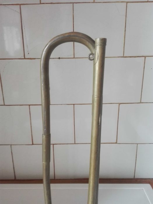 Медна сигнална тръба и месингов съд за пуканки.