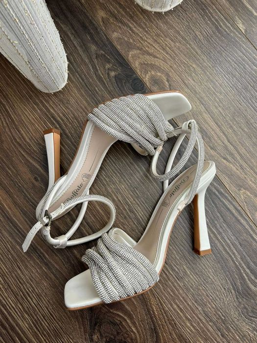 Бели сандали с ток - Buffalo