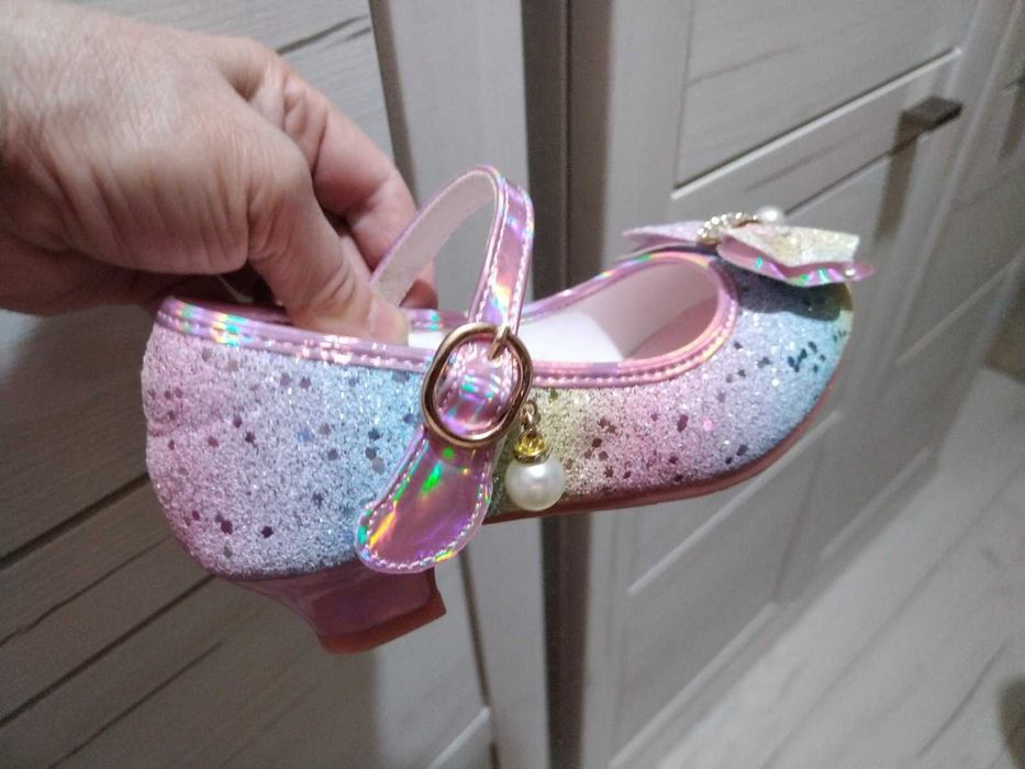 Детски, блестящи обувки с токчета.