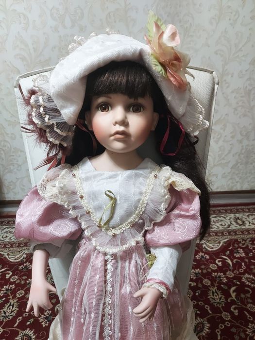 Кукла фарфоровая