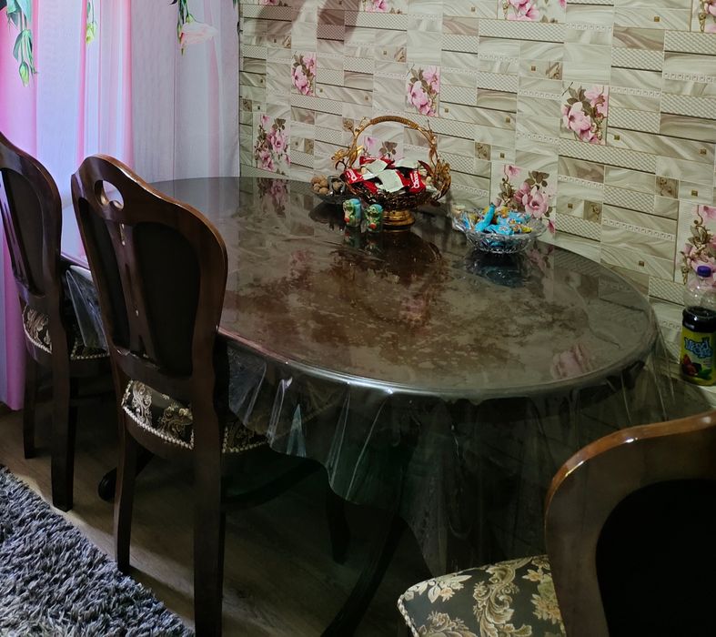 Комод с зеркалом . Стол.