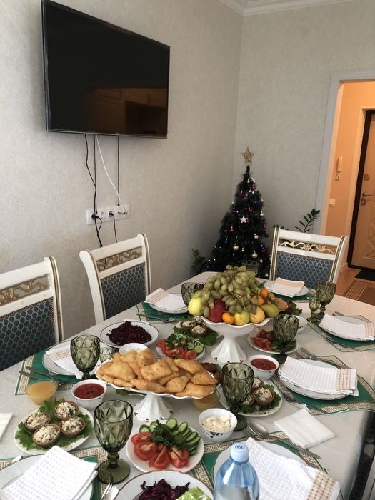 Продаются стол и стулья в отличном качестве.